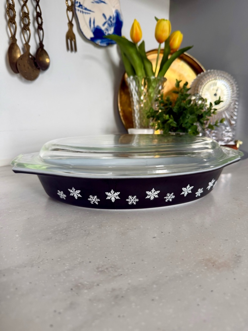 Pyrex Black Snowflake 1/2 qt Casserole Dish with Glass Lid-MINT CONDITION
